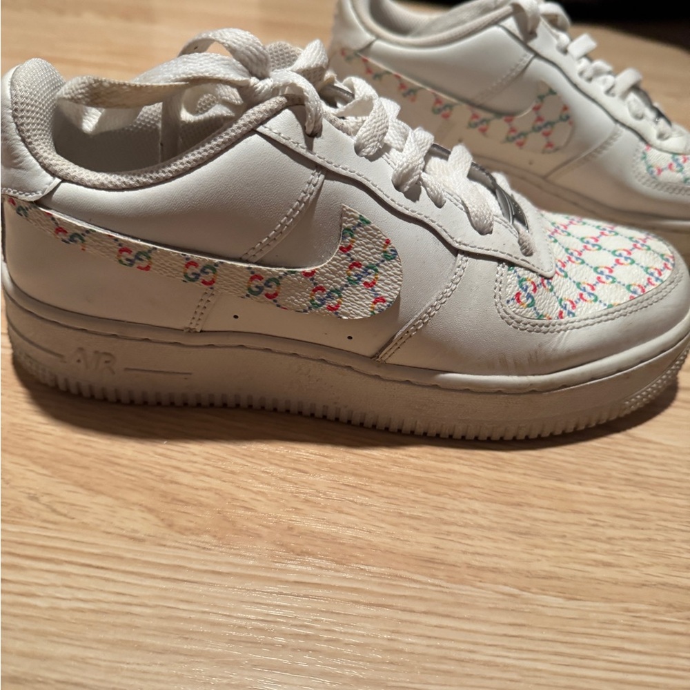 White Sneakers With Multicolor Pattern - image 4